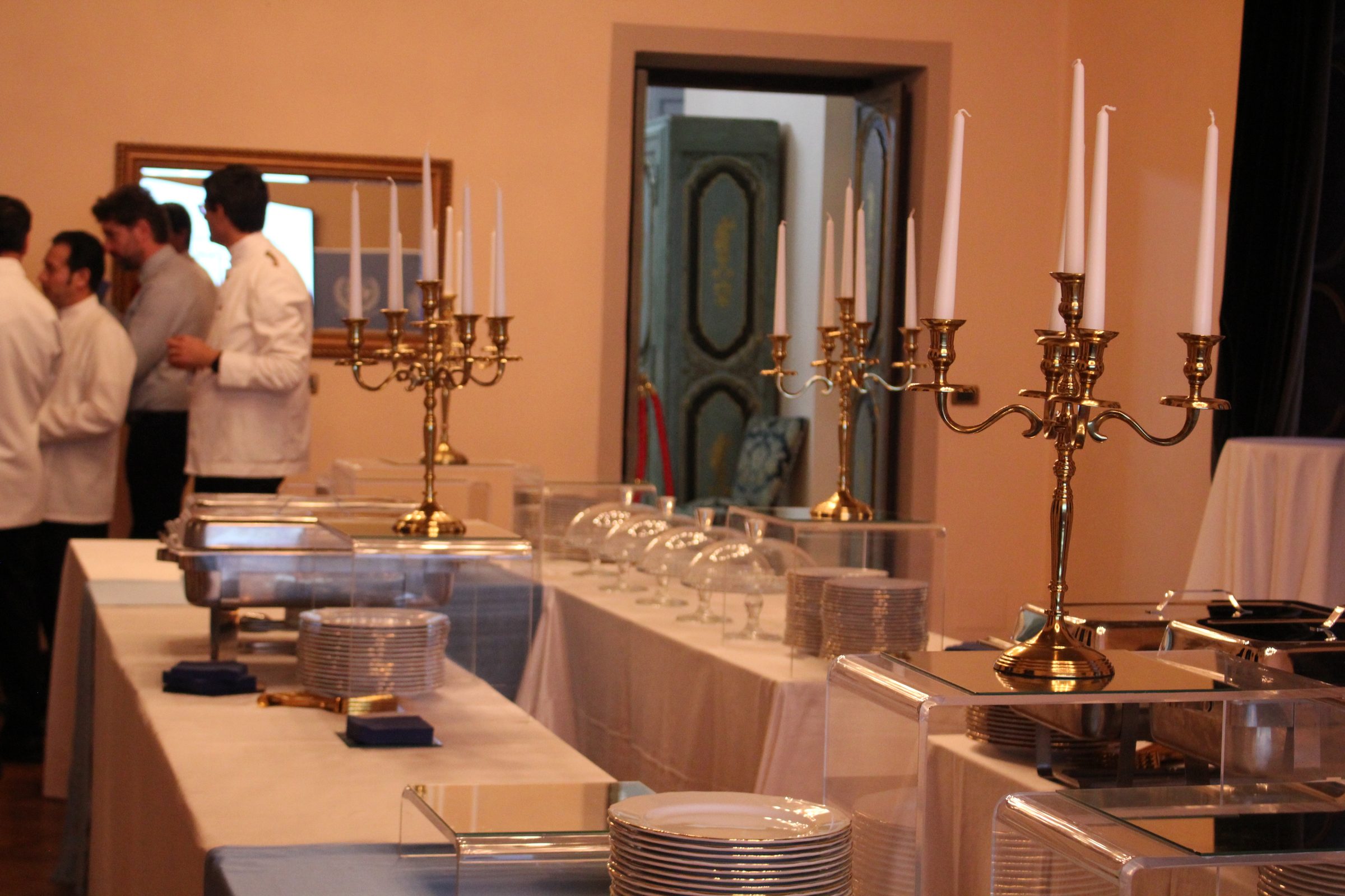 Buffet con candelabri