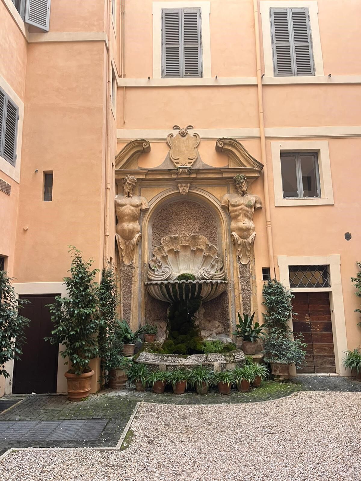 Cortile interno di Palazzo Panisperna – fontana barocca, Roma
